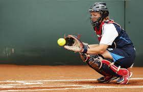 >sikap berdiri siaga dengan penuh konsentrasi dan buka selain ketiga teknik di atas, ada beberapa cara tertentu yang perlu dilakukan oleh seorang catcher untuk melakukan menangkap bola softball, di antaranya 3 Cara Menangkap Bola Dalam Permainan Softball Freedomsiana