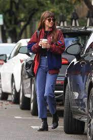 Sabe aquele tipo de pessoa que consegue transformar looks básicos em inspirações super estilosas para nossas produções do dia a dia? Celebvegas Dakota Hollywood Johnson Street Street Styles Street Styles 2020 Street Styles Dakota Johnson Street Style Dakota Johnson Style Street Style