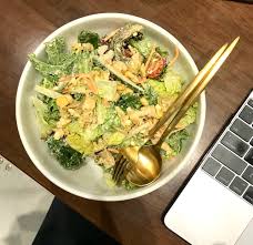 Salad sayur terdiri dari berbagai macam sayuran segar, sayur dapat disesuaikan dengan seleramu. 7 Rekomendasi Salad Enak Untuk Kamu Pesan Selama Dirumahaja Kumparan Com