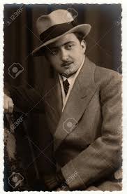 Posted on january 13, 2017 by admin. Allemagne Vers Les Annees 1930 Photo D Epoque Montrant Un Homme Vetu D Un Costume De Poivre Et Sel Et D Un Chapeau A Larges Bords Photographie De Studio Noir Et Blanc Antique Banque