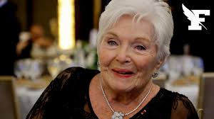 Line Renaud fête ses 97 ans, symbole d’une carrière exemplaire longue de sept décennies