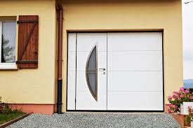 Somfy propose des systemes de motorisation faciles a integrer sur les portes de garage neuves ou deja existantes quel que soit le type. Porte De Garage Basculante En Acier Avec Portillon