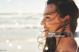 Hermosa Y De Cortesía Al Igual Que Al Mar Foto de stock y más banco de  imágenes de Mujeres