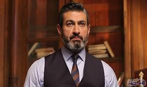 مجهولون مسلحون يطاردون ياسر جلال ومحمد رياض خلال الحلقة الرابعة من Vest Dress Fashion Vest
