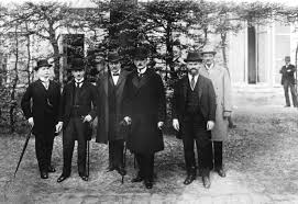 Der friedensvertrag von versailles wurde bei der pariser friedenskonferenz 1919 im schloss von versailles von den alliierten und assoziierten mächten bis mai 1919 ausgehandelt. Konrad Adenauer Stiftung Geschichte Der Cdu Unterzeichnung Des Versailler Friedensvertrages