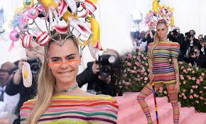Sólo se logra acceder a partir de la invitación de wintour o pagando un ticket de ingreso que cuesta alrededor de. Met Gala 2019 Cara Delevingne Looks Incredible In A Pride Inspired Outfit Daily Mail Online
