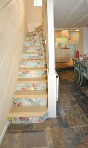 Diy Deco Montee D Escalier Creative Avec Du Papier Peint Deco Escalier Escalier Etroit Decoration Maison