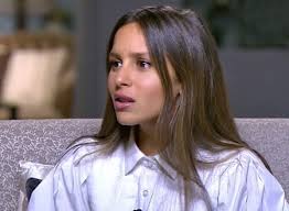 ولدت الممثلة الشابة جميلة عوض في مصر القاهرة، هي ابنة لعائلة فنية معروفة فوالدها هو المخرج المصري عادل محمد عوض ووالدتها هي الممثلة اللبنانية رندا محمد علي المعروفة بـرندا عوض، وجميلة حفيدة الممثل الكوميدي الكبير والراحل محمد عوض، وقد اشتهرت جميلة باسم هانيا نظراً. Ø¬Ù…ÙŠÙ„Ø© Ø¹ÙˆØ¶ ØªØ­ØªÙÙ„ Ø¨Ø¹ÙŠØ¯ Ù…ÙŠÙ„Ø§Ø¯ ÙˆØ§Ù„Ø¯Ù‡Ø§ Ø¨ØµÙˆØ±Ø© Ù…Ù† Ø£Ù„Ø¨ÙˆÙ… Ø§Ù„Ø°ÙƒØ±ÙŠØ§Øª Ø´Ø§Ù‡Ø¯