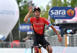 Simon yates (team bikeexchange), vainqueur de la vuelta en 2018 et récent lauréat du tour des alpes, va se présenter au départ du tour d'italie avec la pancarte du grand favori dans. B8bfb02whuhhgm