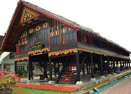 Pada dasarnya, rumah adat kalimantan barat yang terkenal sebagai rumah adat panjang ini memiliki tiga bagian utama, yaitu tangga, badan rumah, dan lantai rumah. Mengenal 5 Jenis Rumah Adat Kalimantan Barat Lebih Dalam Lagi