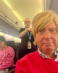 Lovely to meet the Speaker of the House of Commons and introduce him to Lindsay  Bear who kept me company at #CBBUK❗️