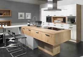 Subtil Melange D Authenticite Et De Modernite Pour Cette Cuisine Avec Ilot Central Alliant La Chaleur Du Bois La Serenite Du Blan Furniture Kitchen Home Decor