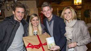 Stefan kraft is the author of a family i knew (2.90 avg rating, 10 ratings, 1 review), der junge marx. Viele Sportstars Bei Morgensterns Abschiedsparty Sn At