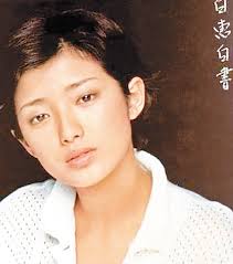 日本玉女始祖現年60歲嘅山口百惠變成點日本藝能界最早嘅玉女代表，相信都非山口百惠莫屬，當年佢同男星三浦友和被稱為「金童玉女」，及後相戀結婚。山口百惠喺1980年退出，婚後誕下兩個仔，全心做家庭煮婦。近日有日本傳媒拍到山口百惠本月初現身，佢喺屋企附近嘅超市及  ...