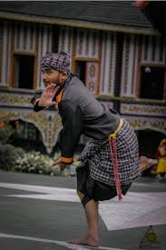 Berikut informasi sepenuhnya tentang jalur garis lantai yang dilewati penari disebut. Lengkap Tari Randai Asal Sejarah Pola Gerakan Video