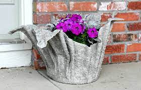 Découvrez comment fabriquer vous même des pots de fleurs en béton, avec des bouteilles en plastique et du ciment. Cache Pot Ciment A Fabriquer Soi Meme En Utilisant Une Serviette De Bain