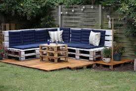 Banquette en palette charmante et petite table en palette encore plus meubles de jardin en palettes pour la cour de votre maison de campagne. Un Peu De Bricolage Fabriquer Son Mobilier En Recyclant Des Palettes Tendencio