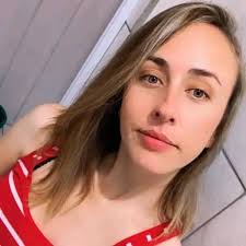 🔗 peoplem.ag/3WEw2nK Sydney McLaughlin-Levrone celebrated her latest gold  medal like the queen that she is. 📷️: Getty