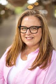 Lisa Bott's Instagram, Twitter & Facebook