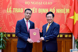 Ông là ủy viên trung ương đảng khóa 12. Trao Quyáº¿t Ä'á»‹nh Bá»• Nhiá»‡m Trá»£ Ly á»§y Vien Bá»™ Chinh Trá»‹ Pho Thá»§ TÆ°á»›ng Bá»™ TrÆ°á»Ÿng Bá»™ Ngoáº¡i Giao