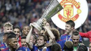 Get the latest manchester united news, scores, stats, standings, rumors, and more from espn. Spieler Von Manchester United Widmen Europa League Pokal Den Opfern Des Terroranschalgs Fussball