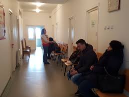 La clínica familia es un instrumento que permite que la familia se reúna alrededor de uno de sus integrantes gravemente enfermo para seguir dando y recibiendo amor, en una dinámica que se extiende a la iglesia y a la sociedad. 6 000 De Clujeni Sunt ConsultaÈ›i Anual La Cea Mai Veche PoliclinicÄƒ FÄƒrÄƒ PlatÄƒ Ei Primesc Inclusiv Medicamente Gratuite Ebs Radio