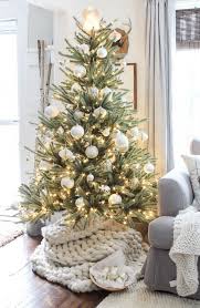 Gorgeous Christmas Tree Inspiration On A Farmhouse Christmas Home Tour Homedec Christmas Farmh En 2020 Decoration Noel Decoration Sapin De Noel Idee Deco Noel