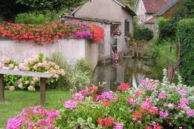 Not Far From Vierzon And Chateauroux In The Indre Veuil Is Crossed By The Nahon River This Is A Charm Cottage Garden English Garden Normandy Beach