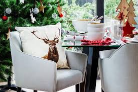 I´ve decorated the linen napkins with the same greenery as i have in the small vases that´s in the middle of the table. Festive Styling 5 Easy Christmas Ideas For Your Dining Table Tlc Interiors