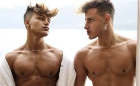 Manuel e Denis Dosio nudi si segano con altri 4 ragazzi, foto e video porno  - BitchyX