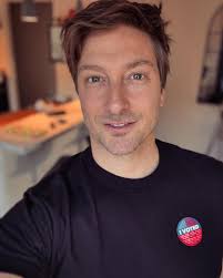 Fingers crossed America 🇺🇸: it's happening 🤞👋🏾🤣🤣