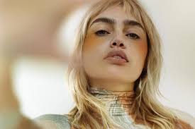 Model, singer and Dire Straits offspring Staz Lindes rocks summer's coolest  beauty looks