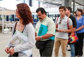 Se considera empleo adecuado a aquel en el que se trabaja 40 horas a la semana, se goza de seguridad social y se percibe un salario superior al mínimo, que es de 400 dólares por mes. La Edad Y La Falta De Experiencia Complican Conseguir Empleo En Ecuador