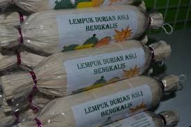 Tuang daging buah durian ke dalam kuali yang sudah berada di atas tungku bersama dengan garam dan gula pasir. Inilah Bahan Dan Cara Membuat Lempuk Durian Khas Bengkalis Kumparan Com