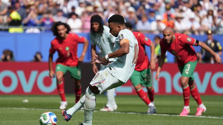 Tardó muchísimo tiempo”: en Francia revelan la molestia de Kylian Mbappé  con árbitro argentino tras penal que falló - La Tercera