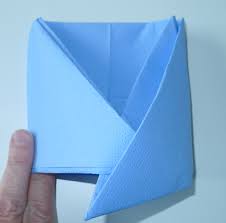 Découvrez 10 pliages faciles de serviettes pour décorer vos tables de fêtes ! Pliage De Serviette De Table En Forme De Bateau De Voilier Realiser Un Voilier Avec Une Serviette En Papier L Art Du Pliage De Serviettes De Table Decoration De Table Recettes De Cuisine Et