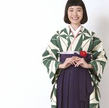 卒業式の袴コーディネート 麻の葉 人気の麻の葉柄のお着物と こちらも人気の紫色の単色の袴 帯部分には ちりめん地で作られた 葉っぱつきの一輪の真っ赤な椿を 袴 卒業式 椿 袴コーディネート 会場 whiskey punch kimono fashion