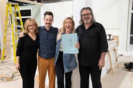 Hilary duff as elizabeth lizzie mcguire, a shy and clumsy girl, who tries to find her place in the world and become popular. Lizzie Mcguire Reboot Hilary Duff Joined By Tv Mom Dad And Brother