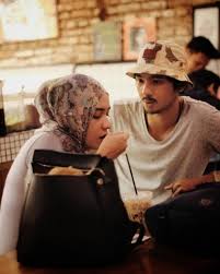 Sosok putri anne pun membuat penasaran karena dinilai berhasil meluluhkan hati arya saloka di kehidupan nyata. Hamil Anak Pertama Ini 10 Potret Kemesraan Putri Anne Dan Suami