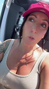 Vella 🇨🇦 (@vella.eh)