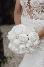 Fotograf Www Prettymoments De Location La Villa Am Starnberger See Floristik Das Bluhende Atelier W Spitzen Hochzeiten Brautstrausse Hochzeitskleider Spitze