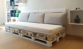 Puoi facilmente trasformare il tuo divano in un letto con materasso singolo, perfetto per un pisolino rilassante o per ospitare un ospite inaspettato. Come Realizzare Un Divano Fai Da Te Con I Pallet Casafacile