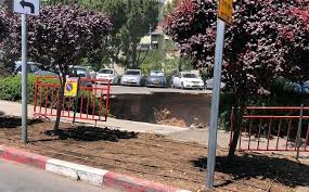 מהמשטרה נמסר כי שוטרים וכוחות חילוץ והצלה נמצאים. Jne5hywfcx07lm