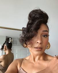 flowers, self-care, pasta, croissants, sunsets, feeling chić, trusting  god's timing, and realizing that my mom is my best friend, era. 🥐💅🏾🩷🍝✨