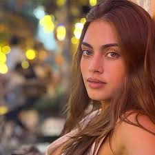 Laura Archbold (@laurarchbold) • Instagram photos and videos