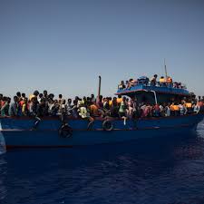 https://images.rtl.fr/~c/2000v2000/rtl/www/1304365-un-bateau-de-fortune-transportant-des-migrants-en-mediterranee-archives.jpg