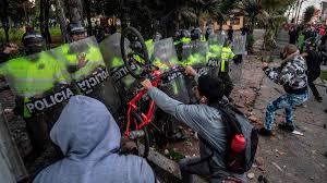 El presidente de colombia, iván duque, confirmó este sábado, tras una nueva jornada de protestas en las principales ciudades del país, que sacará al ejército a los centros urbanos donde la situación de orden público se vea afectada. Protestas En Colombia Dejaron 7 Muertos Y 140 Heridos
