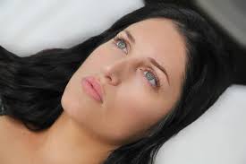 Friendly Reminder ✨🫶🏼 : there should never be a 2”-4” gap between your  eyebrows. Use the TIP(not width) of your nose as a guide to gauge the width  between your eyebrows! Need