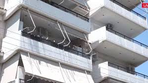 Το πρωί της τρίτης, έπειτα από πυροβολισμούς που ακούστηκαν μέσα από διαμέρισμα. Dblrmzlxt53cam
