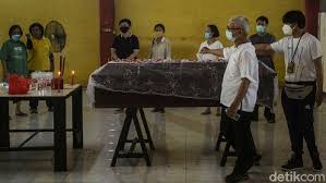 Pernikahan adat cina biasanya adalah juru rias pengantin, orang yang menuntun upacara. Melihat Proses Kremasi Warga Keturunan Tionghoa